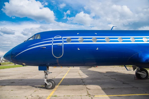 Blue plane in the parking lot — Stock Photo, Image