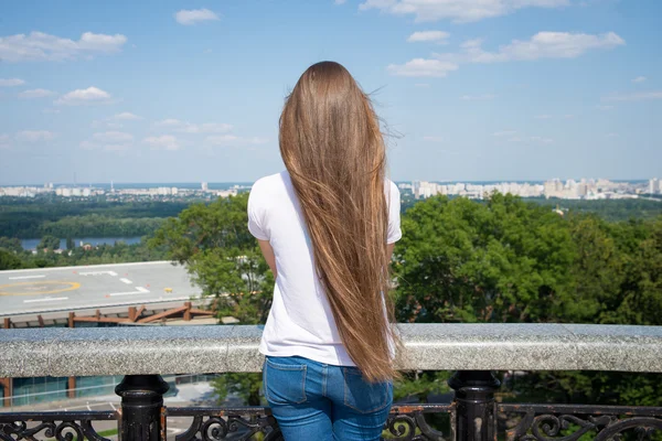 女の子に見える美しい都市の景観 — ストック写真