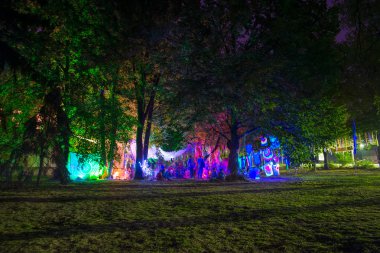 Parkta parti insanlar