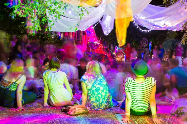 Menschen auf der Party im Park — Stockfoto