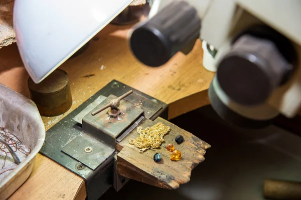 Juwelen op de tafel in de juwelier — Stockfoto