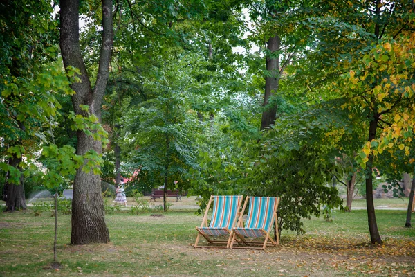 Parco estivo con sedie — Foto Stock