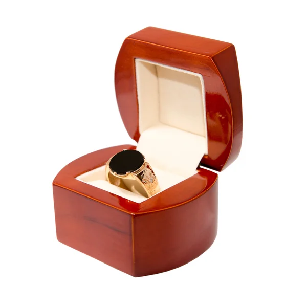 Hermoso anillo masculino en una caja — Foto de Stock