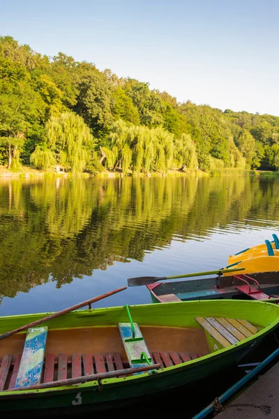 Barche parcheggiate sul lago — Foto Stock