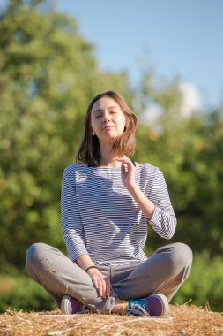 Saman üzerinde oturan kız