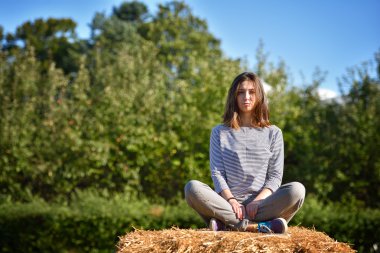 Saman üzerinde oturan kız