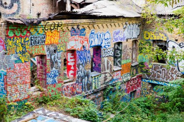 Terk edilmiş binalar grafiti sokak sanatı