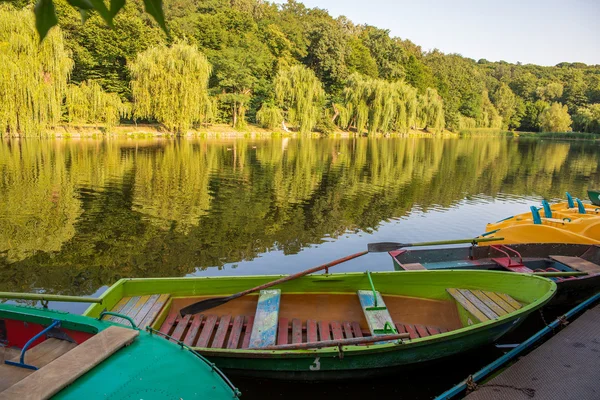 Лодки припаркованы на озере — стоковое фото