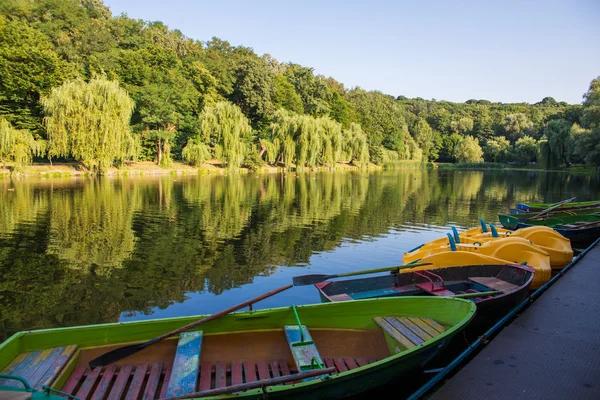 Лодки припаркованы на озере — стоковое фото