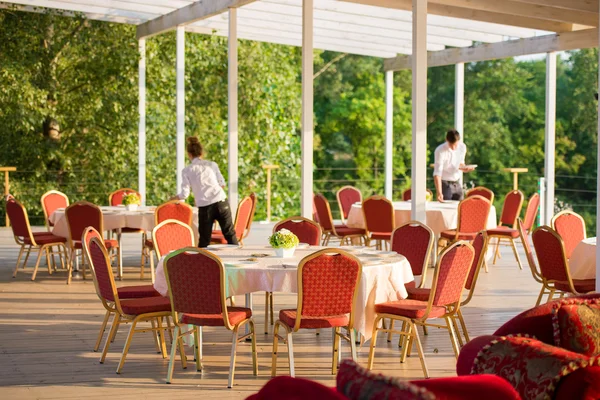 Tables et chaises dans le restaurant — Photo