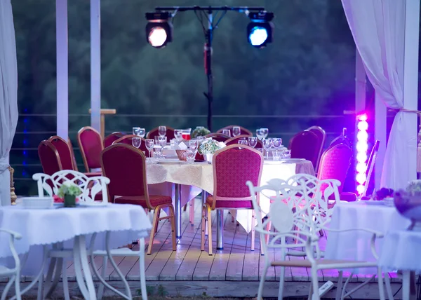 Tables and chairs in the restaurant — Stock Photo, Image