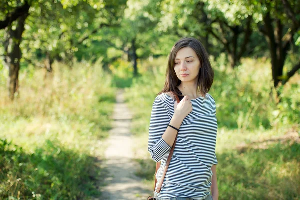 Žena v letním parku — Stock fotografie