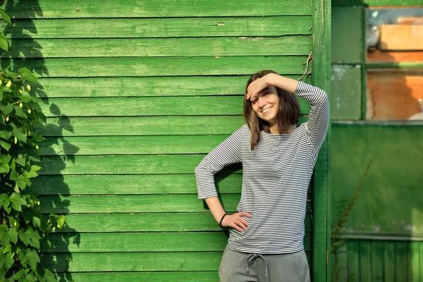 緑の木製壁近くの女の子 — ストック写真