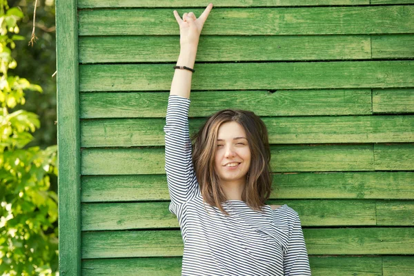 Chica cerca de pared de madera verde —  Fotos de Stock