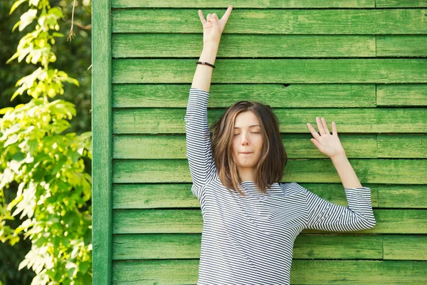 Chica cerca de pared de madera verde —  Fotos de Stock