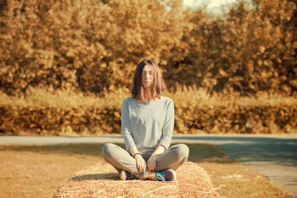 Girl in the autumn park — Stock Photo, Image