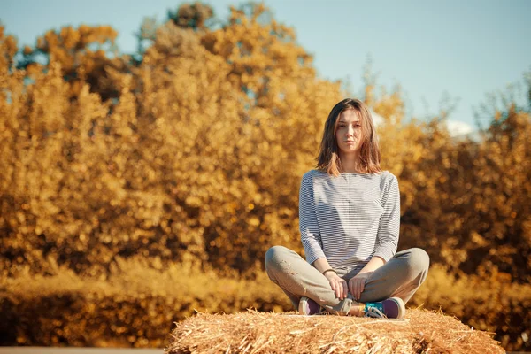 Girl in the autumn park — Stock Photo, Image