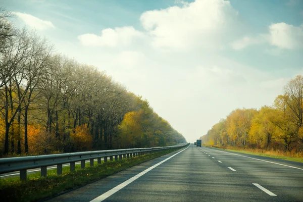 Strada asfaltata con trasporto — Foto Stock