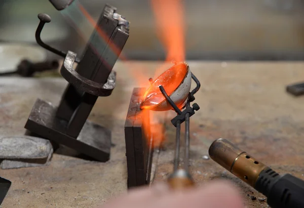 Jeweler melts precious metal — Stock Photo, Image