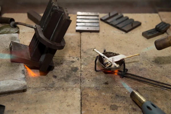 Jeweler melts precious metal — Stock Photo, Image