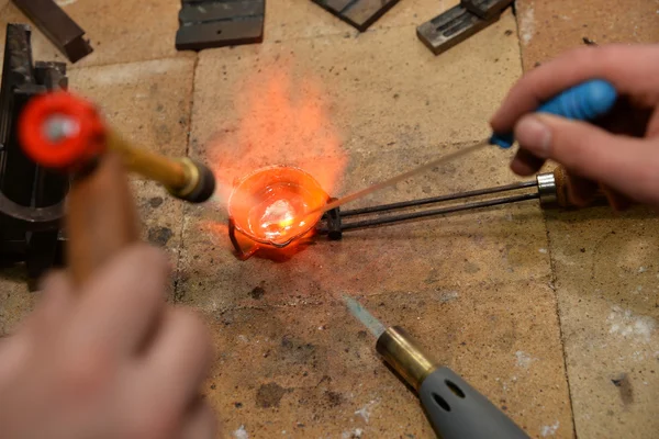 Juwelier lässt Edelmetall schmelzen — Stockfoto