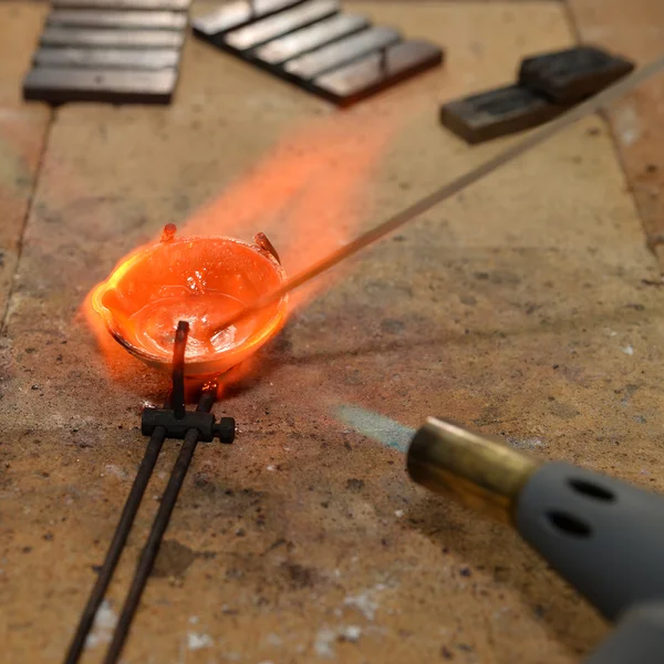 Jeweler melts precious metal — Stock Photo, Image