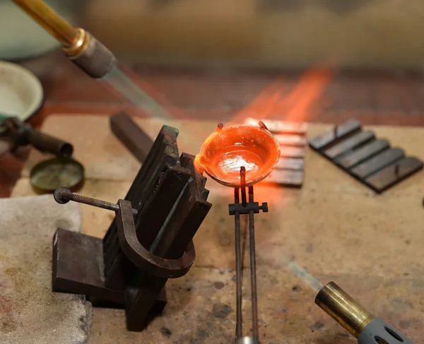 Kuyumcu değerli metal erir