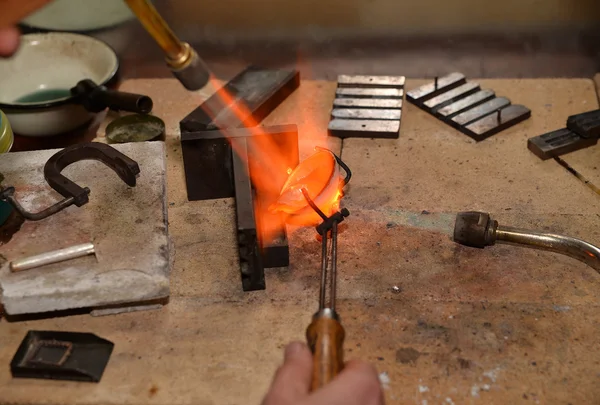 Jeweler melts precious metal — Stock Photo, Image