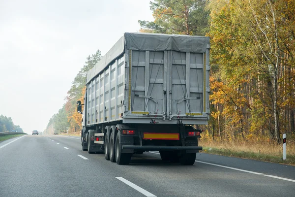 Vrachtwagen rijdt op een weg — Stockfoto