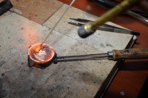 Jeweler melts precious metal — Stock Photo, Image