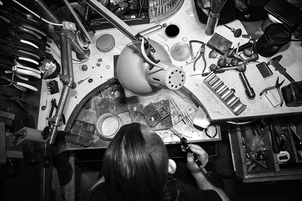 Kuyumcu bir yüzük üretir