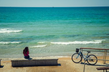 Deniz kenarında bisiklet.