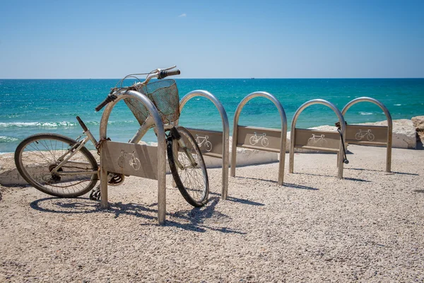 Gebroken fiets in de buurt van de zee — Stockfoto