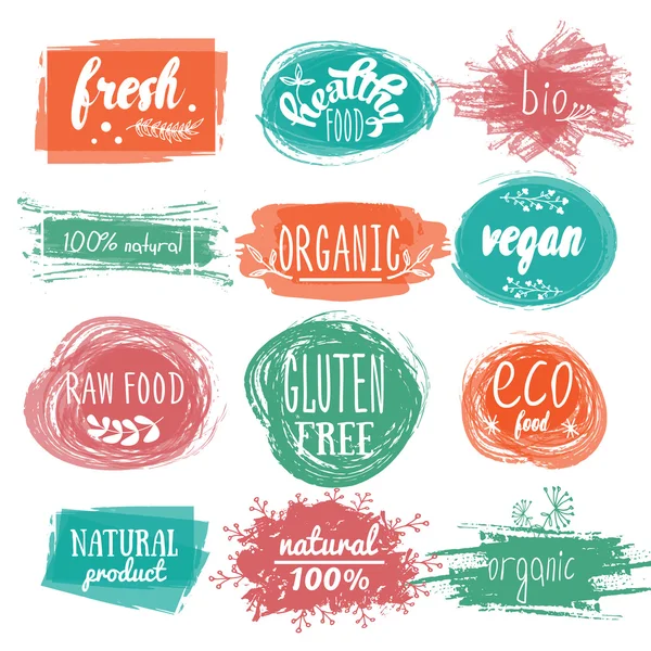 Etiketten met vegetarische en rauwkost dieet ontwerpen. Biologische voeding tags en elementen instellen voor de maaltijd en drank, café, restaurants en biologische producten verpakking. Vector geïllustreerd bio detox logo. Rechtenvrije Stockillustraties