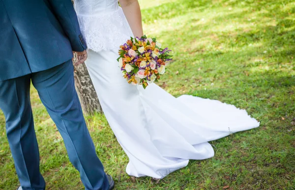 Güzel düğün buketi Gelinin ellerinde