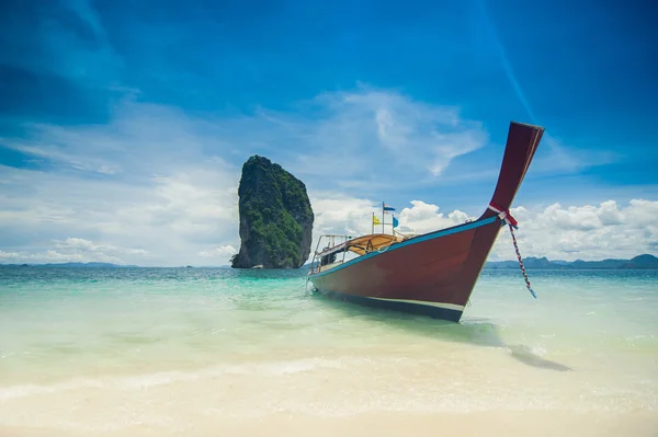 Agua clara y cielo azul. Playa en Krabi . —  Fotos de Stock