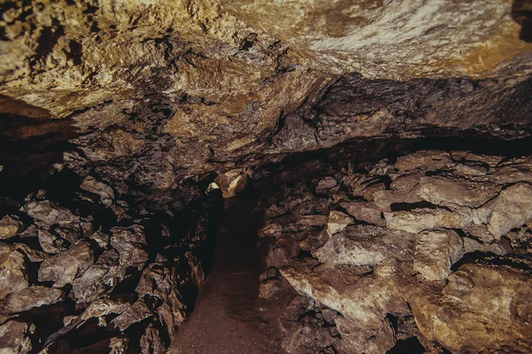 Höhle unter der Erde — Stockfoto