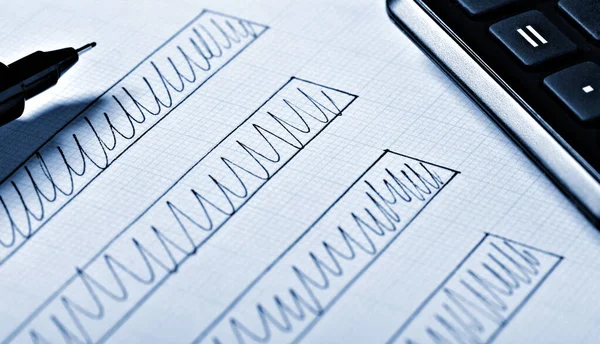 Bir Işletme Finans Grafiğini Kağıtlarını Kalemini Kapat — Stok fotoğraf