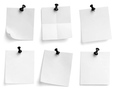 beyaz zemin üzerinde bir pin ile çeşitli nota kağıdı koleksiyonu