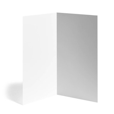 Beyaz arkaplan üzerine katlanmış boş bir broşürü kapat 