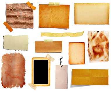 Çeşitli antika kağıt koleksiyonu, bant, fiyat etiketi, beyaz arkaplanda tahta tabela