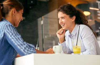 Bir restoranda ya da kafeteryada eğlenen arkadaşlar. Mola sırasında genç iş adamları