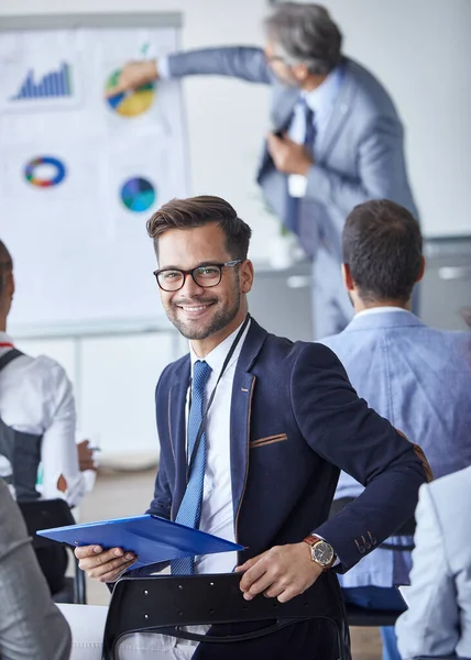 Retrato Joven Hombre Negocios Sonriente Una Reunión Presentación Oficina Concepto — Foto de Stock