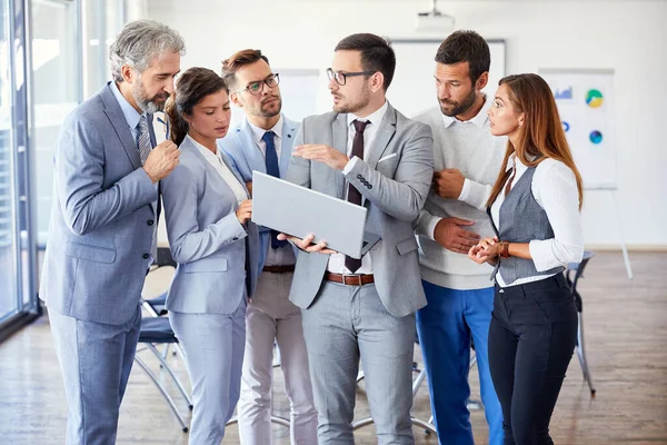 Empresarios Exitosos Teniendo Una Reunión Una Oficina Concepto Empresarial — Foto de Stock