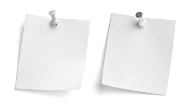 beyaz zemin üzerinde bir pin ile çeşitli nota kağıdı koleksiyonu