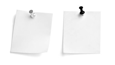 beyaz zemin üzerinde bir pin ile çeşitli nota kağıdı koleksiyonu