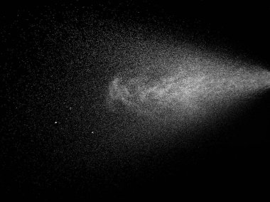 Siyah arkaplanda su birikintisini kapat