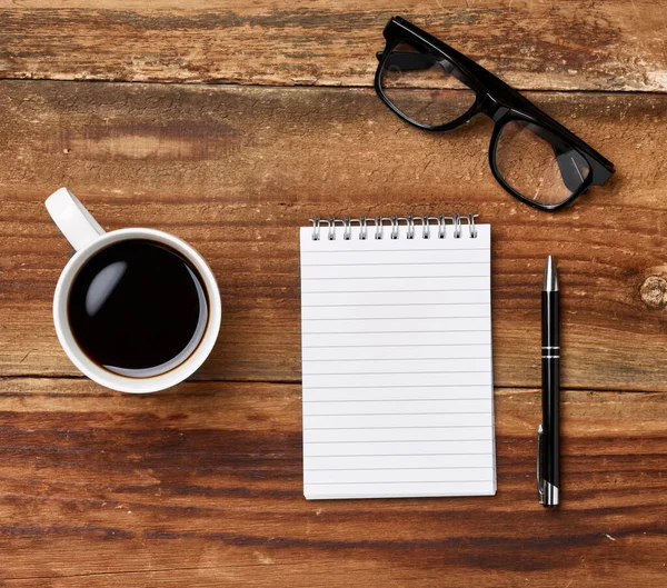 Nahaufnahme Eines Notizbuchs Stifts Und Einer Kaffeetasse Auf Einem Hölzernen — Stockfoto