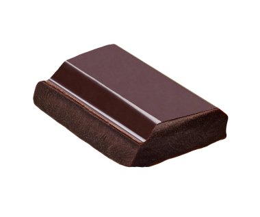 Beyaz arkaplana düşen çikolata parçalarını kapat