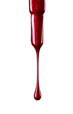 Beyaz arkaplanda sızan tırnak cilasını kapat